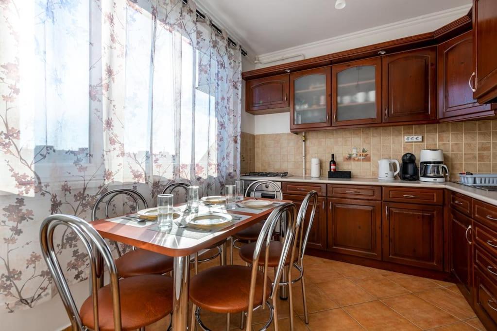 Spacious And Bright Flat Between Airport & Center Appartement Boedapest Buitenkant foto