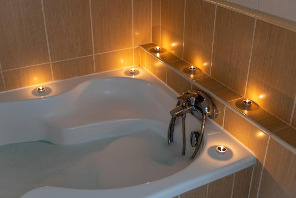 Spacious And Bright Flat Between Airport & Center Appartement Boedapest Buitenkant foto