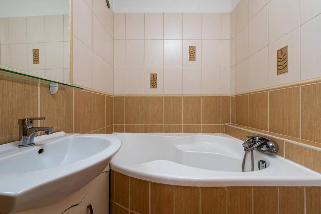 Spacious And Bright Flat Between Airport & Center Appartement Boedapest Buitenkant foto