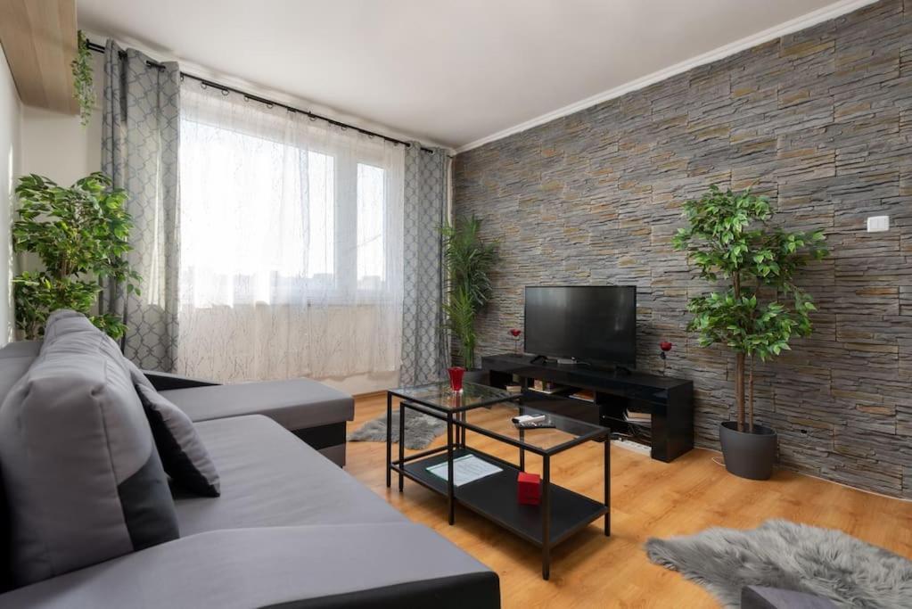 Spacious And Bright Flat Between Airport & Center Appartement Boedapest Buitenkant foto