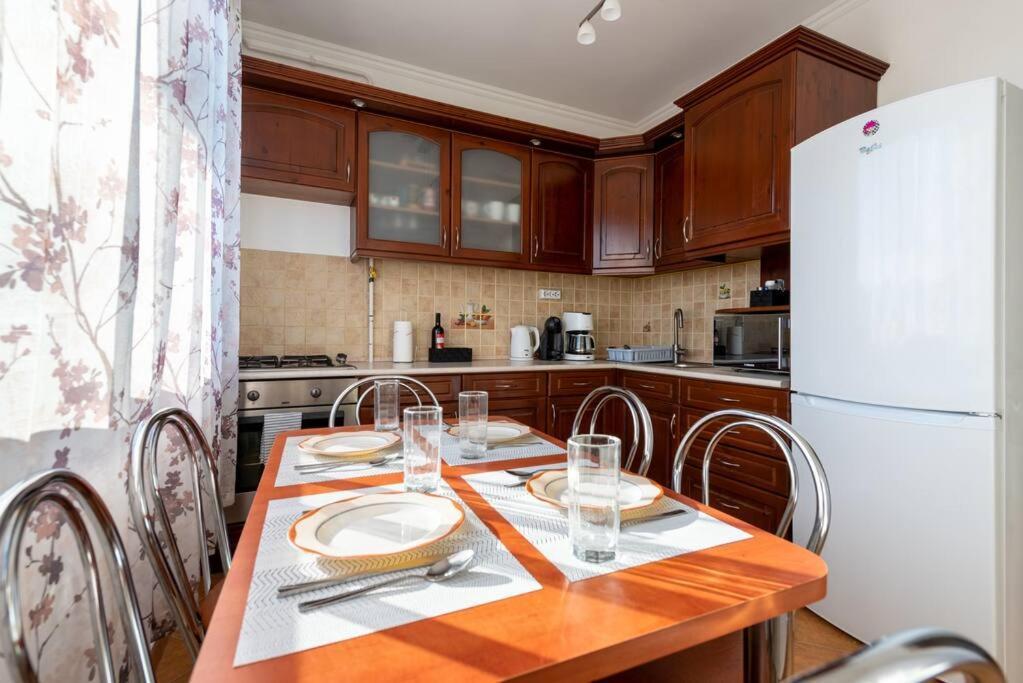 Spacious And Bright Flat Between Airport & Center Appartement Boedapest Buitenkant foto